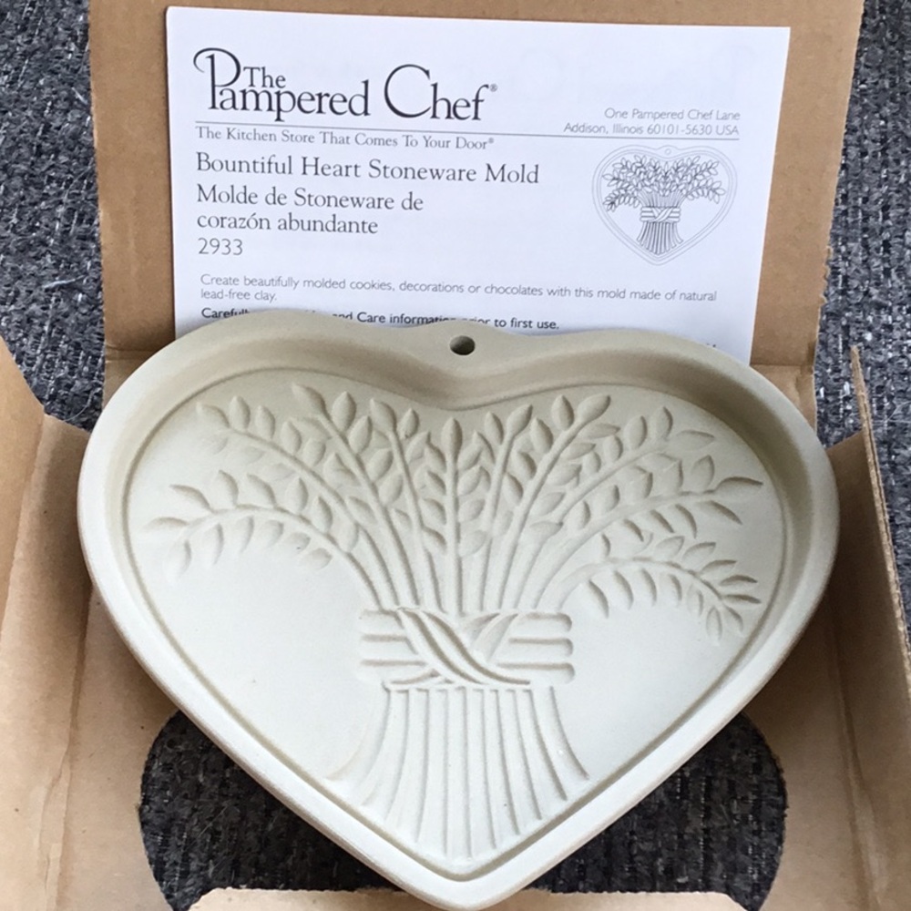 Pampered Chef Bountiful Heart Stoneware Mold in Cream